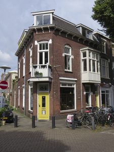 906516 Gezicht op het hoekpand J.P. Coenstraat 84 te Utrecht, het geboortehuis van cabaretier Wim Sonneveld (1917-1974).